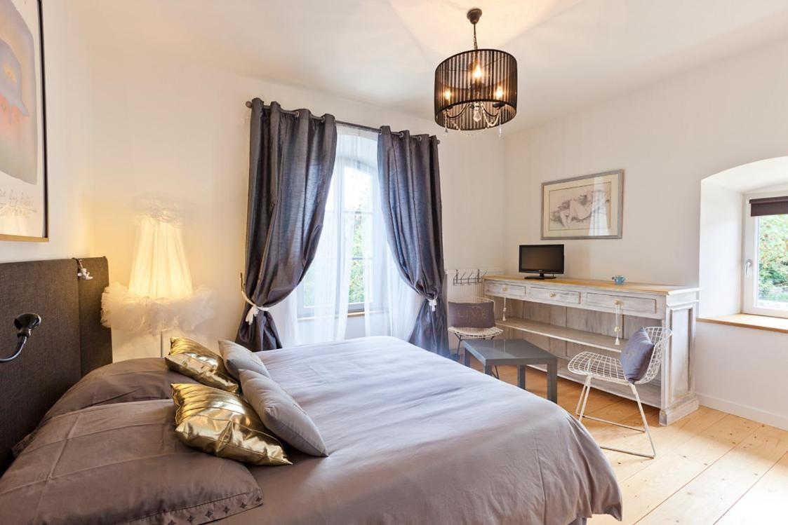 Bed and Breakfast La Tour Charlemagne Шато-Шалон Экстерьер фото